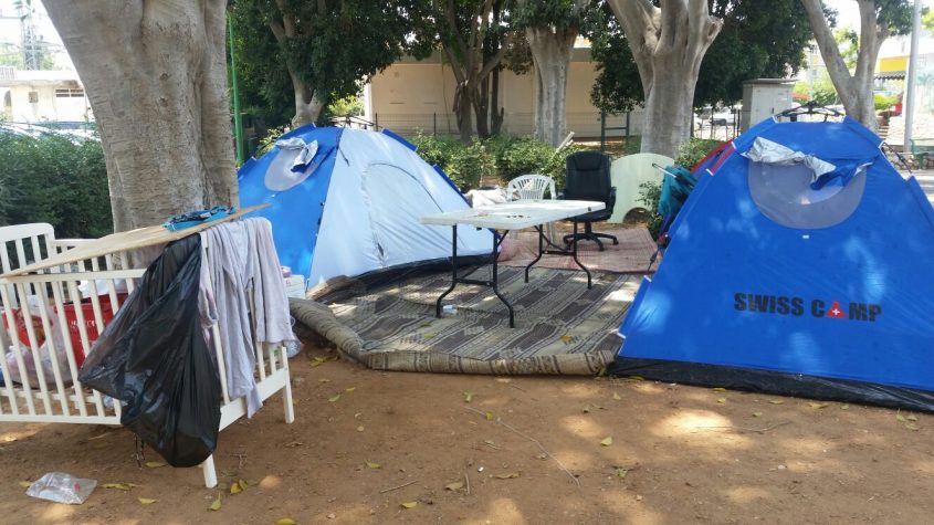 חיים באוהלים בקרית עקרון (צילום: ארז שרווינטר)