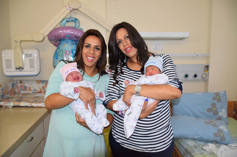 שתי האחיות מוריה והודיה עם התינוקות (צילום: אפרת שררה, בית החולים קפלן)