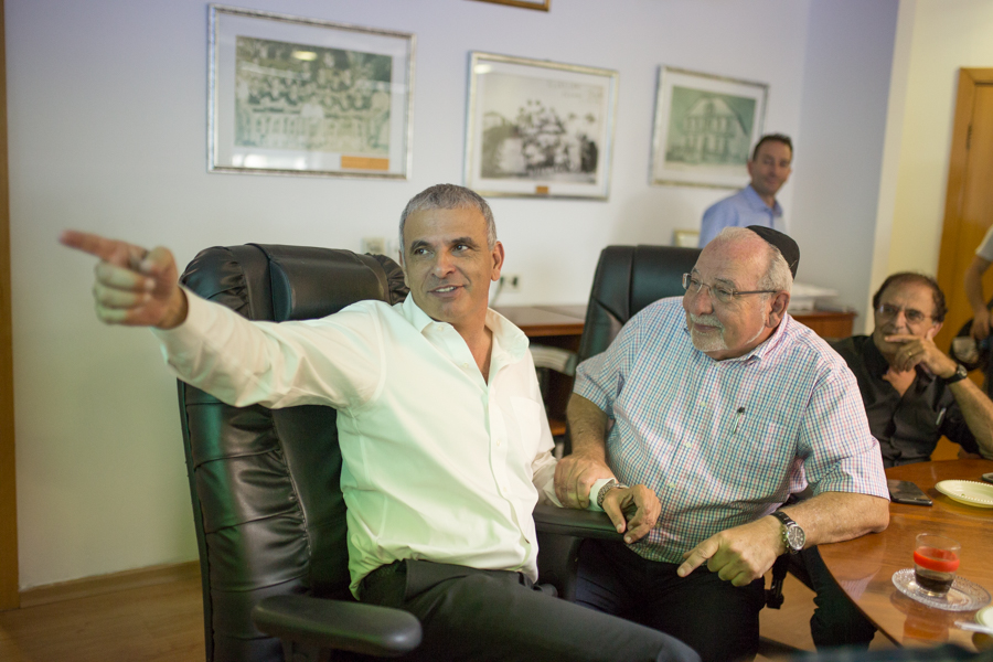 שר האוצר משה כחלון וראש העיר רחובות רחמים מלול (צילום: אלעד מלכה)