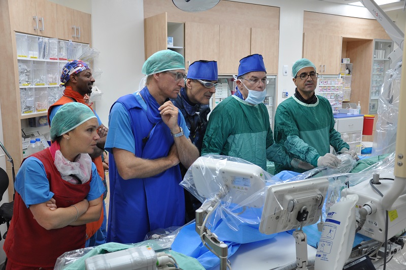 צוות הקרדיולוגים במהלך צינתור בתלת מימד (צילום: אפרת שררה, בית החולים קפלן)