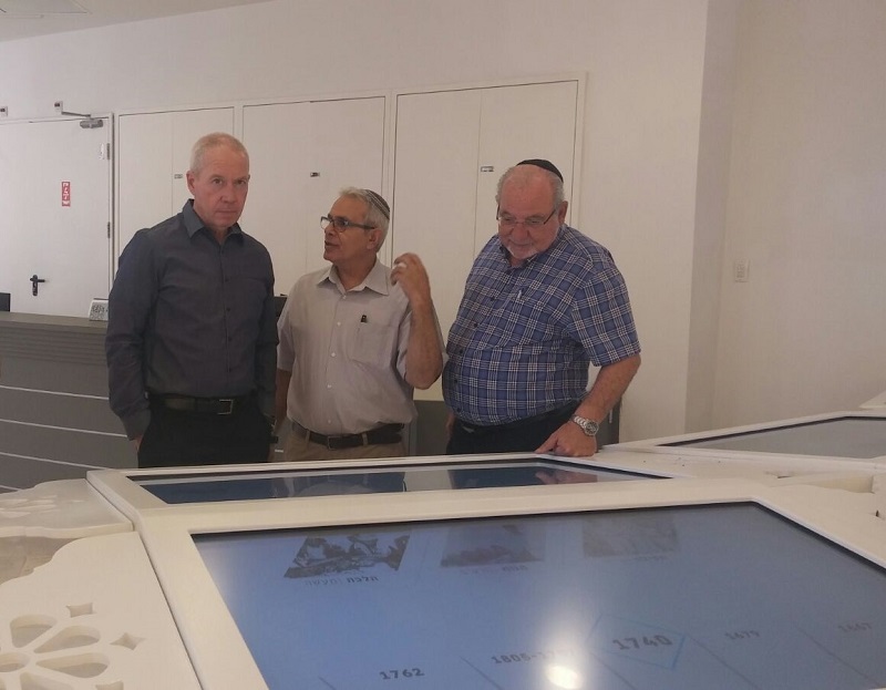 יואב גלנט, רחמים מלול וחנניה קורש בסיור במרכז המורשת