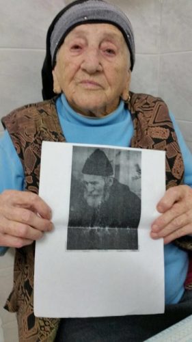 דבורה אנגל עם תמונת אביה ז״ל שנספה בשואה