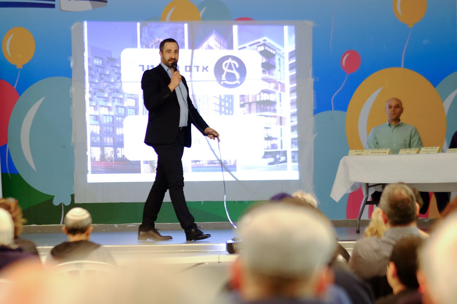 היזם עמית נשרי בכנס עם תושבי כפר גבירול (צילום: אסף ספקטור)