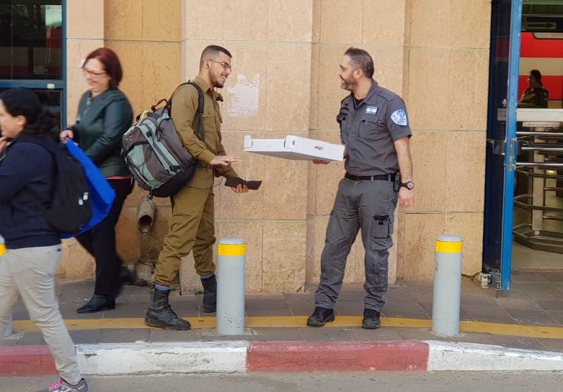 פקחי יחידת האכיפה העירונית ברחובות מחלקים סופגניות