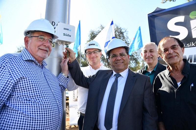 משמאל: רחמים מלול, וח"כ איוב קרא ודורון מילברג בהשקת פרויקט העיר החכמה האלחוטית הראשונה בישראל