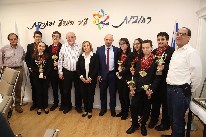 השר נפתלי בנט ומשלחת המחוננים של רחובות עם המדליות (צילום: עודד קרני)