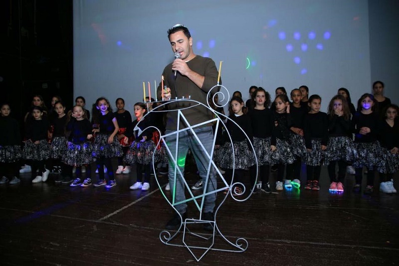 גולן ביטון בהדלקת חנוכיה
