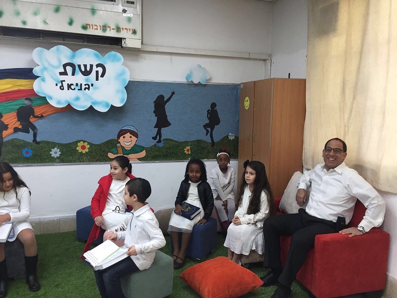 זוהר בלום עם ילדי קשת יבניאלי