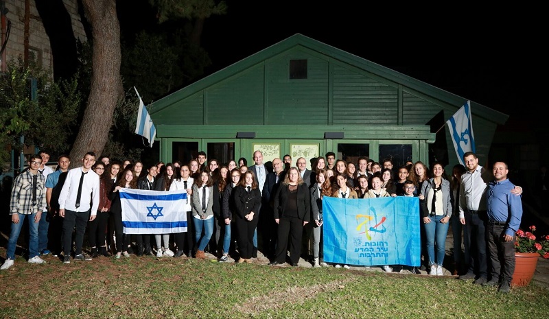 בני נוער מבית הספר למנהיגות ברחובות בכנס לציון 100 שנות דיפלומטיה ישראלית