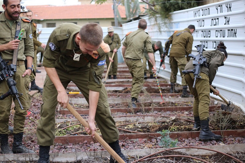 חיילי פיקוד העורף בשכונת אושיות (צילום: דורית גוזי)
