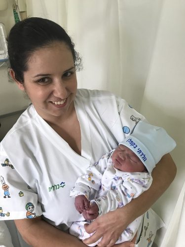 אחות התינוקייה יערה שאוליטש עם התינוק הראשון של 2018 בקפלן