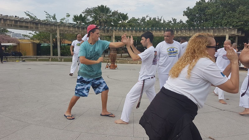 פעילות בריו שבברזיל עם נוער בסיכון (צילום: שגרירות ישראל בברזיל)