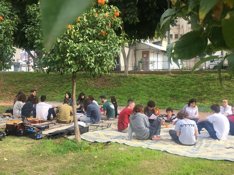 קבלת שבת משותפת בגן המייסדים (צילום: תוואי פלג)