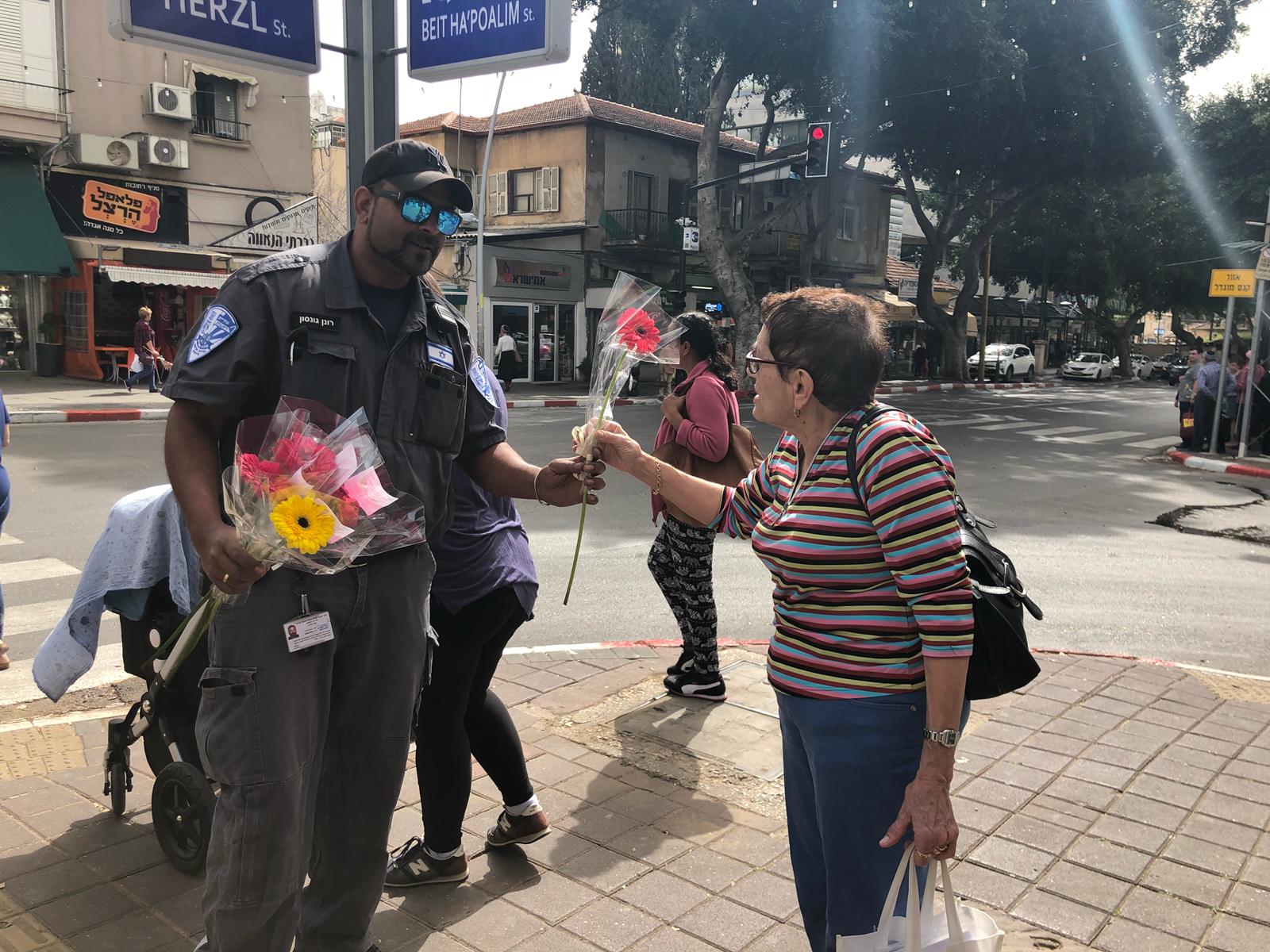 חלוקת פרחים במקום דוחות