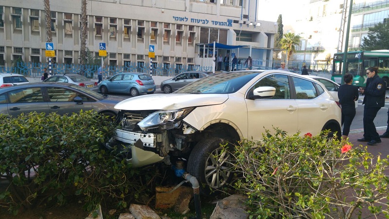 הרכב עלה על המדרכה ברחוב רמז ברחובות (צילום: דוברות איחוד הצלה)