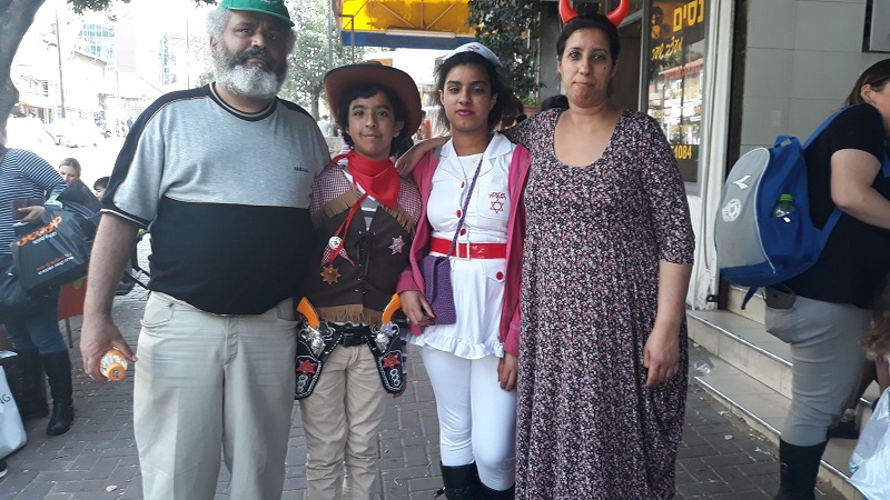 משפחת ידומי: אמא סימה עם סתיו, ליאב ואבא יגאל