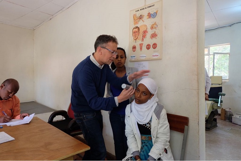 ד"ר קצנל בודק מטופלת באתיופיה