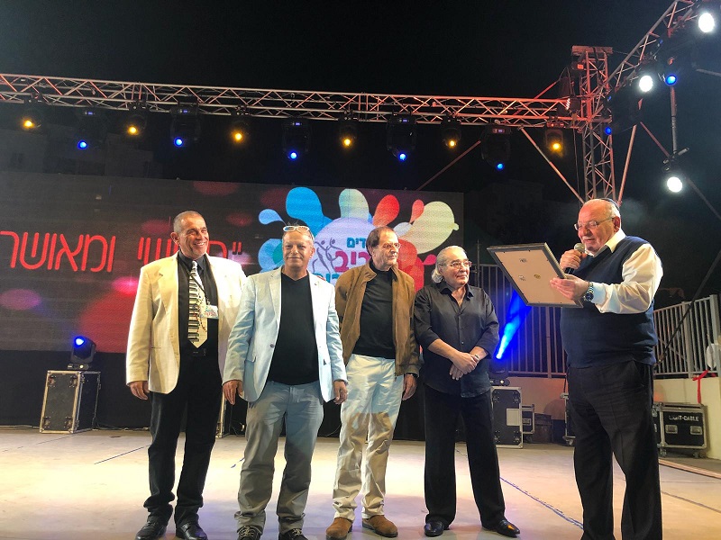 ראש העיר רחמים מלול מקריא את נוסח תעודת ההוקרה שהוענקה לבועז שרעבי