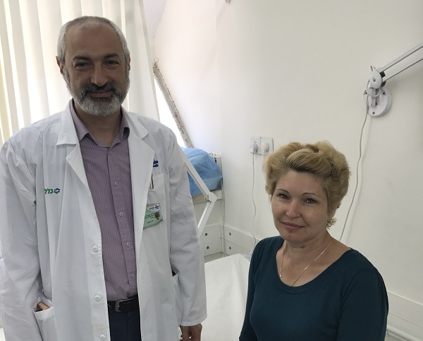 ד"ר קוניאבסקי והמטופלת מריה לוקיאנצ'נקו (צילום: אופיר לוי, בית החולים קפלן)