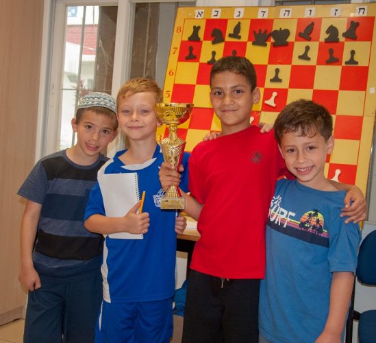 אלופי השחמט הצעירים מרחובות. מימין: דביר גלייזר, אורי שפר, אורי רוטמן ומתן יפרמנקו