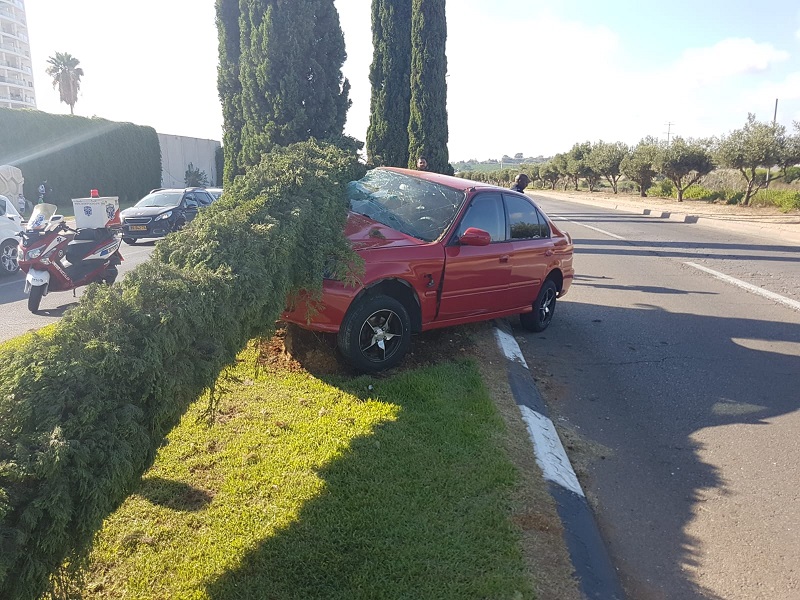 זירת התאונה בכביש מנחם בגין פינת פינת יוספזון (צילום: דוברות איחוד הצלה)