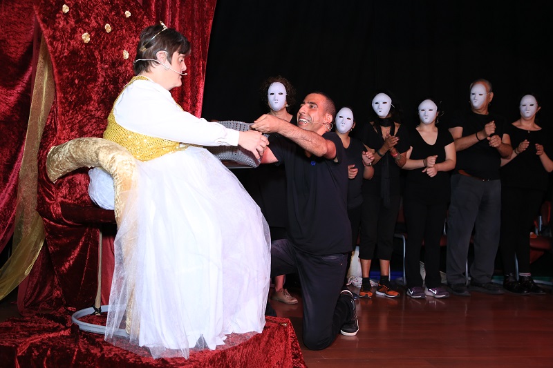 קבוצת התיאטרון הקהילתי של רשת חווית רחובות (צילום: מני דקל)