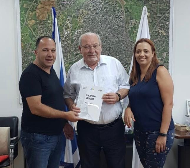 יוספה חליבה ואיציק עובדיה מגישים לרחמים מלול את התוכנית המלאה לקידום הספורט ברחובות
