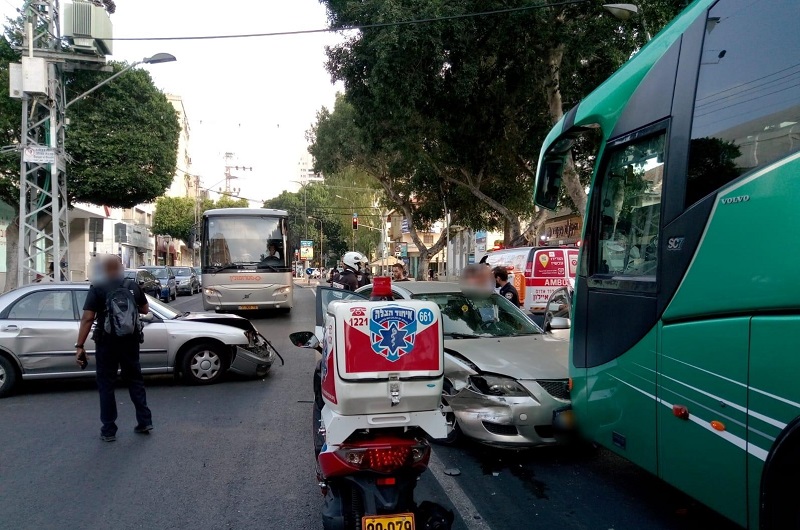 זירת התאונה ברחובות (צילום: דוברות איחוד הצלה)