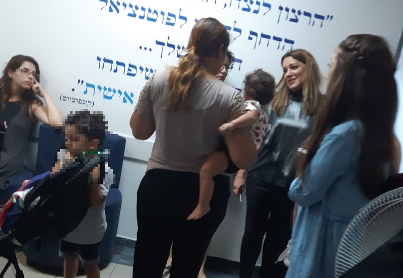 אפרת צוקרמן מטפלת אישית בפניות הורים ביום הראשון ללימודים