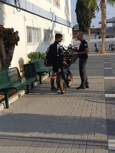פקחי השיוטר העירוני במהלך מבצע האכיפה של האופניים החשמליים