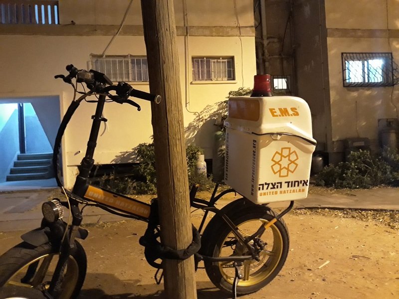 האופניים ללא הכיסא בסמוך לביתו של חצרוני בקרית ההגנה (צילום: דוברות איחוד הצלה)