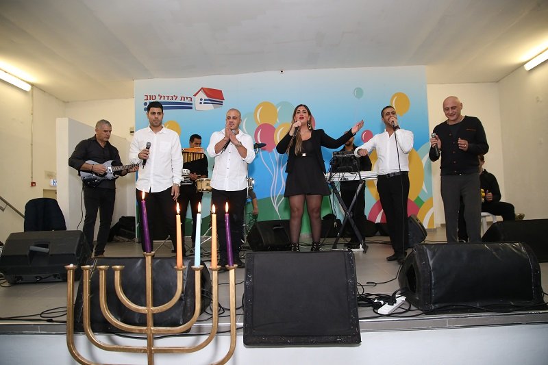 חנוכה בבית לגדול טוב