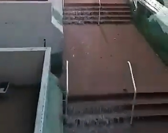 הגשם גרם למפלי מים בבית הספר דה שליט