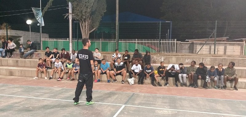 בני הנוער עם המאמן תומר בן אור מעמותת "חלוץ"