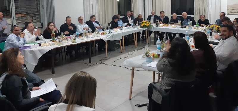 ישיבת מועצת רחובות בבית אקים (צילום: ארז שרווינטר)
