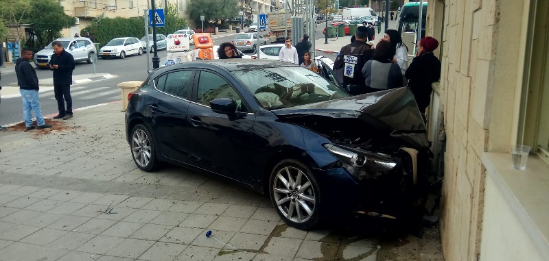 פגיעת רכב במשרדי חברה קדישא