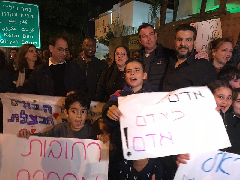 הפגנת התמיכה בהוסטל "הבית המאזן" בשכונת חבצלת (צילום: גל בייסברג)