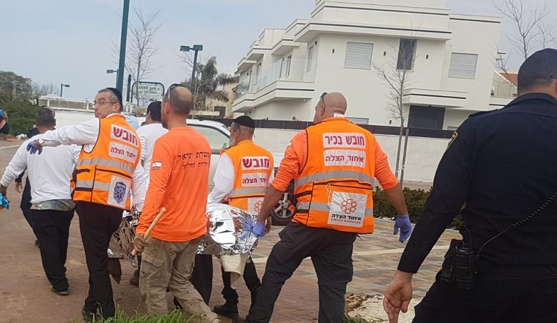 חנייה בר כוכבא בעת פינויו לבית החולים (צילום: דוברות איחוד הצלה)