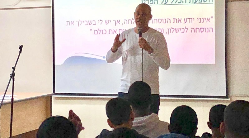 אבי נמני במהלך הרצאתו באורט רחובות