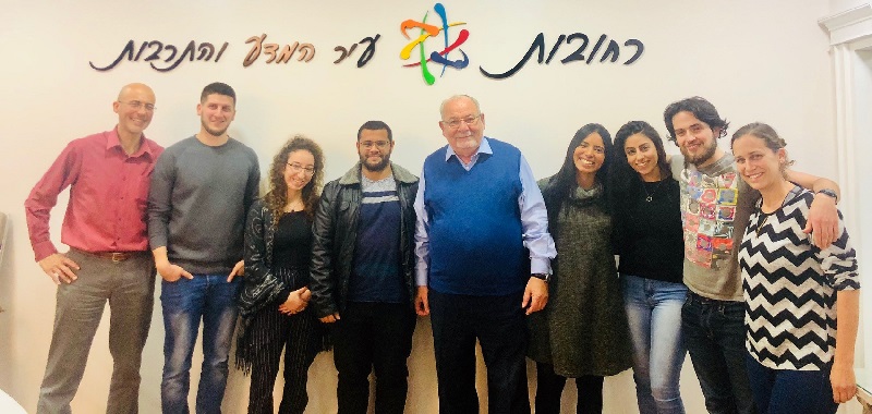 הסטודנטים במעמד חלוקת מלגות קרן אמה גילברט