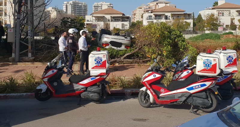 התהפכות רכב ברחוב טשרניחובסקי (צילום: דוברות איחוד הצלה)