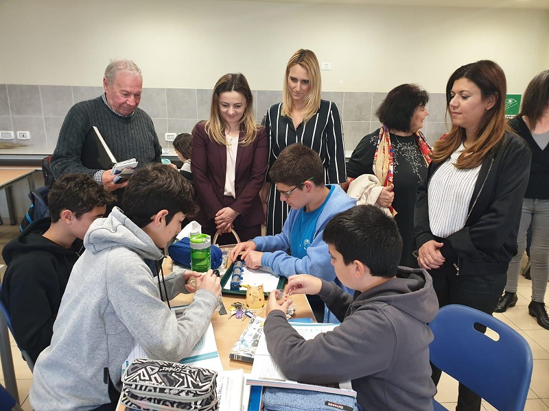 האורחות מרומניה בביקורן בקרית החינוך למדעים