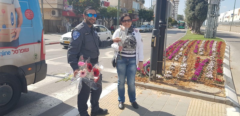 חלוקת פרחים ליום האישה