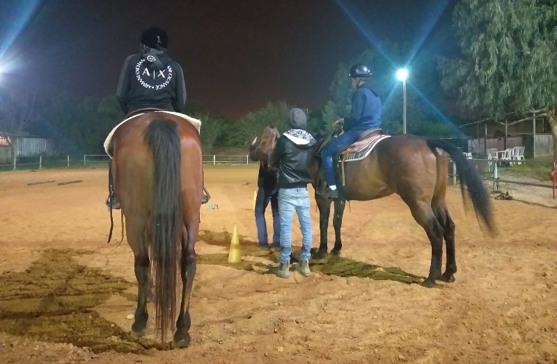 נוער חוויות גבירול-ההולנדית בקורס רכיבה על סוסים