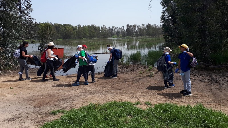 תלמידי רחובות במבצע ניקיון המרחבים הפתוחים במזרח העיר (צילום: תומר יפה ויובל רוזנברג)