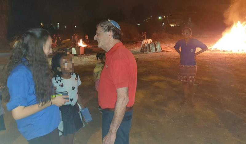 דורון מילברג מסייר בין המדורות