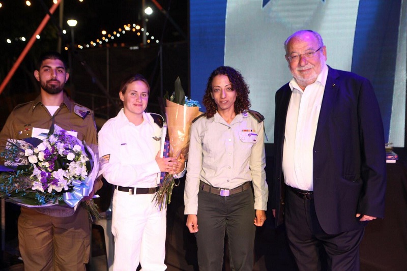 ראש העיר עם החיילים המצטיינים