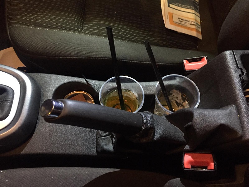 משקאות אלכוהוליים שנמצאו ליד הנהג (צילום: דוברות המשטרה)