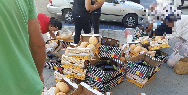 ארגזי המזון מחוץ לישיבת מועצת רחובות