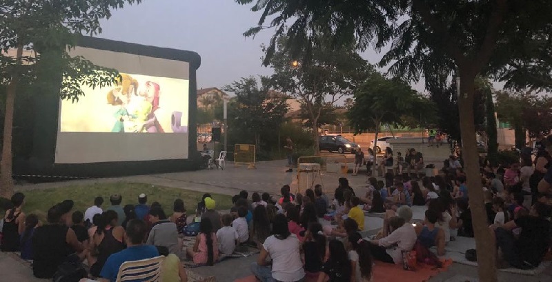 סרט ברחבת מתנ"ס חוויות שווייץ בשכונת רחובות החדשה